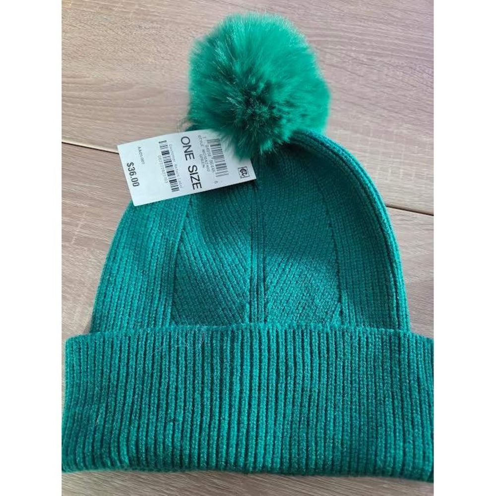 On 34th Green Ribbed Knit Faux Fur Pom Pom Beanie Hat MO1542402 One Size‎ NWT